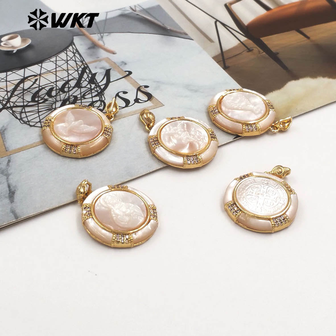 WT-JP468 Minimalist 18K Gold Plated Zircon And Natural Shell Round Religious Styles Pendants For Fashion Necklace Making