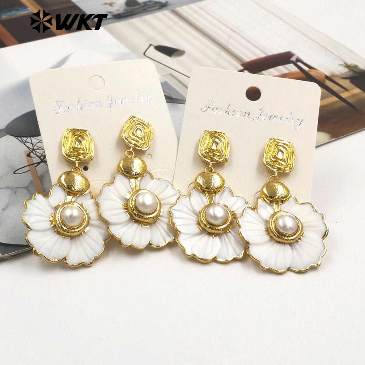 WT-MPE169 High Quality Natural White Shell And Pearl Gold Plated Flowers Shape Women Earrings As Causal Wearing Jewelry