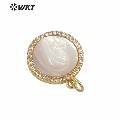 WT-MP165 Wholesale Hand Make Carved Mother of Pearl White Shell Beauty Girl Pendant Gold Round Tiny Charm the Beauty Pendant