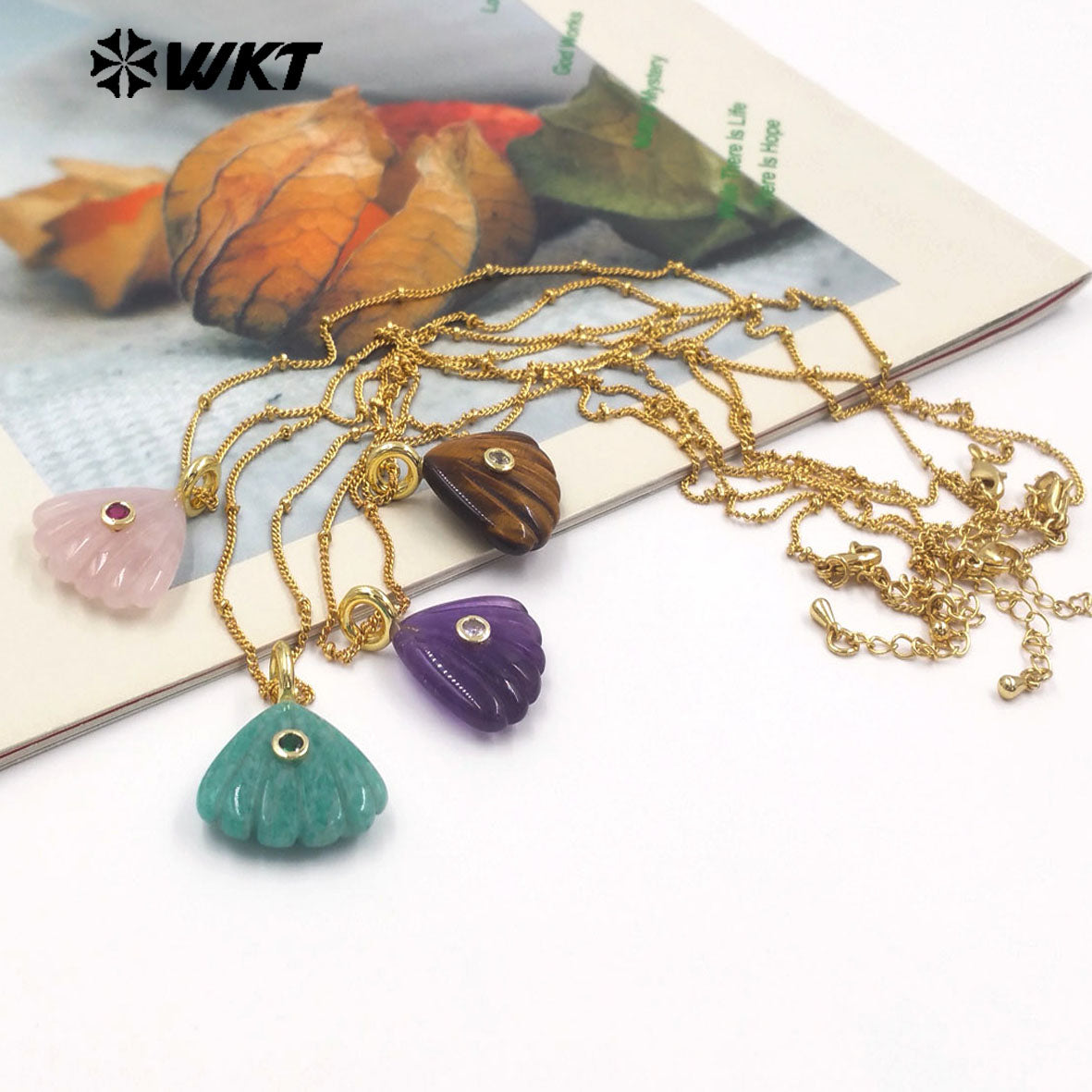 WT-N1513 Ocean Style Gold Chain And Natural Gemstones Hand Carved Shell Shape Pendant Necklace For Female Vacation Matching