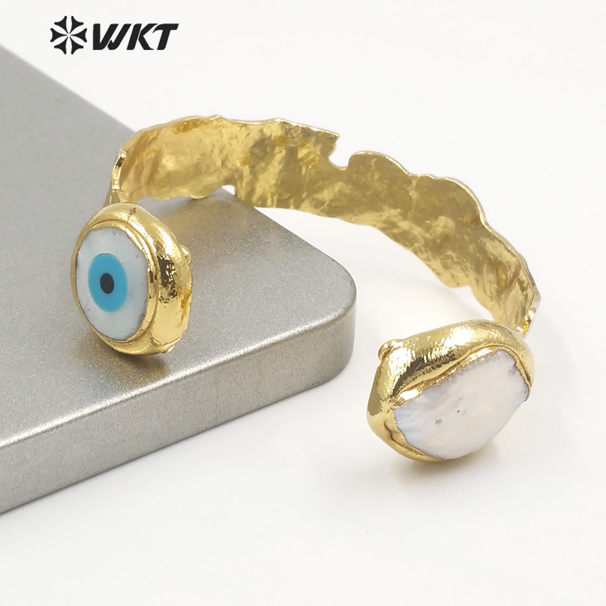 WT-MPB044 2022 Fashion Style Adjustable Pearl and Shell Bracelet Natural Pearl for Women Bracelet Real Gold Plated Eye Bangle