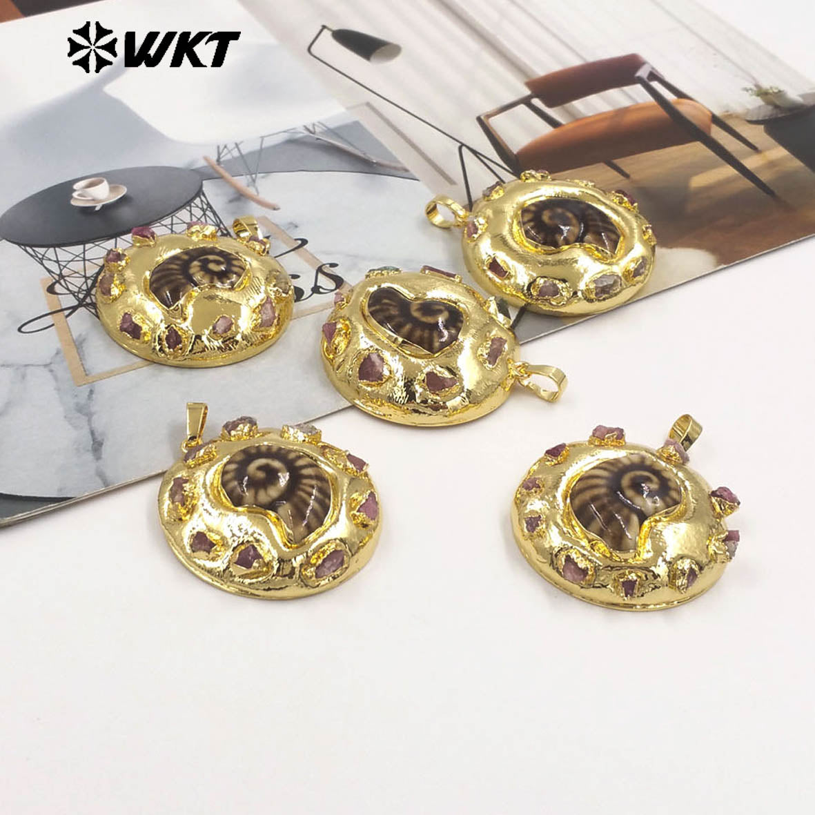 WT-JP470 New Arrival Chic Gold Electroplated Little Tourmaline Stone And Ceramic Conch Shape Pendant As Friends Present