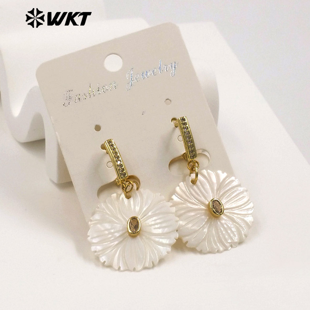 WT-MPE182 Minimalism Style Zircon Setting In Natural Shell Hand Carved Round Pendant Gold Earrings For Friends Jewelry