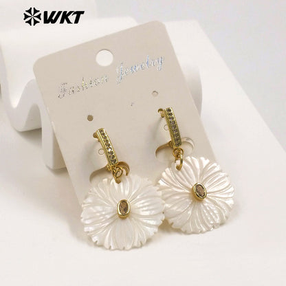 WT-MPE182 Minimalism Style Zircon Setting In Natural Shell Hand Carved Round Pendant Gold Earrings For Friends Jewelry