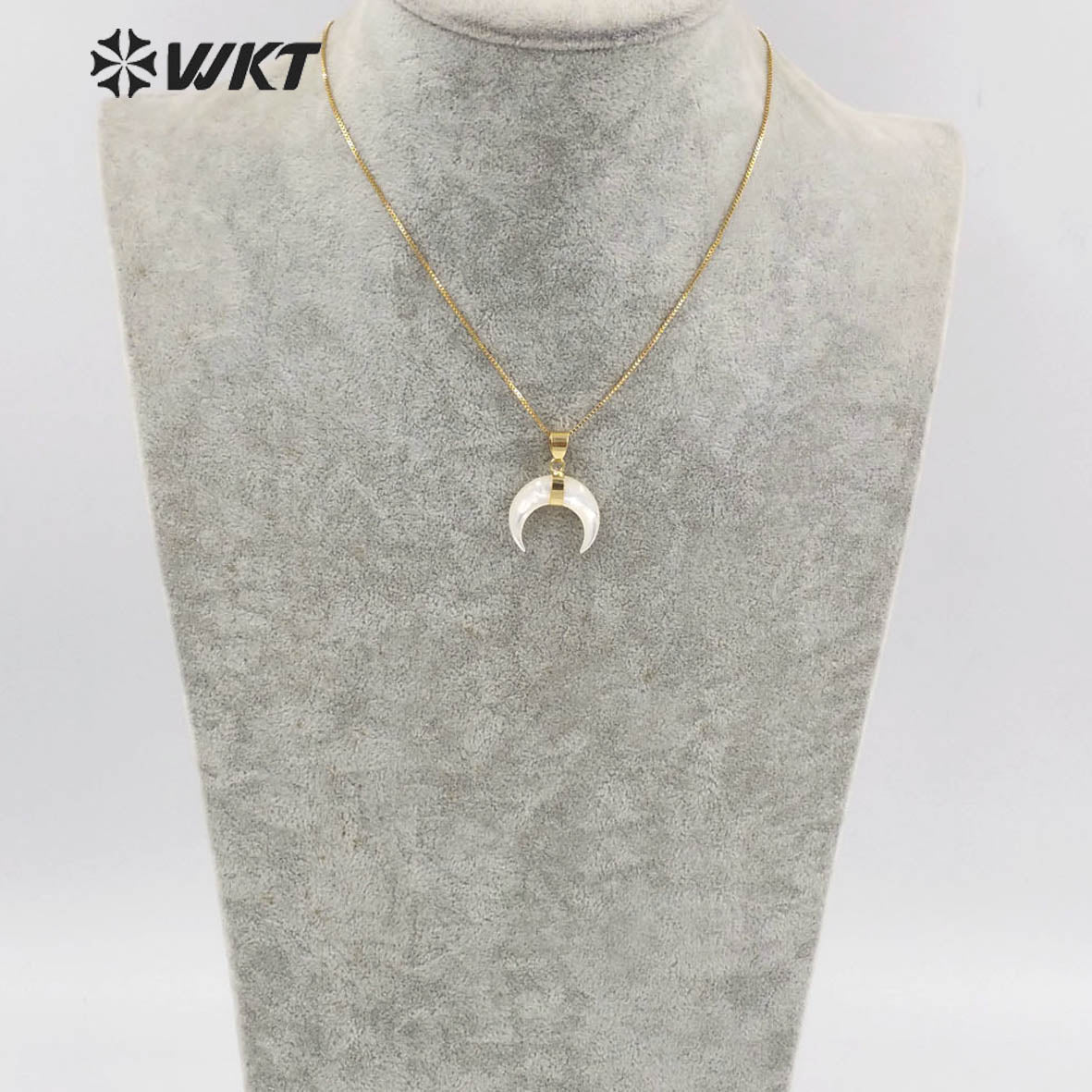 WT-JN147 Wholesale Hot Sale 2023 Bright Natural Mother of Pearl Crescent Horn Necklace 18K Real Gold Plated Bezel Tiny Horn Chain