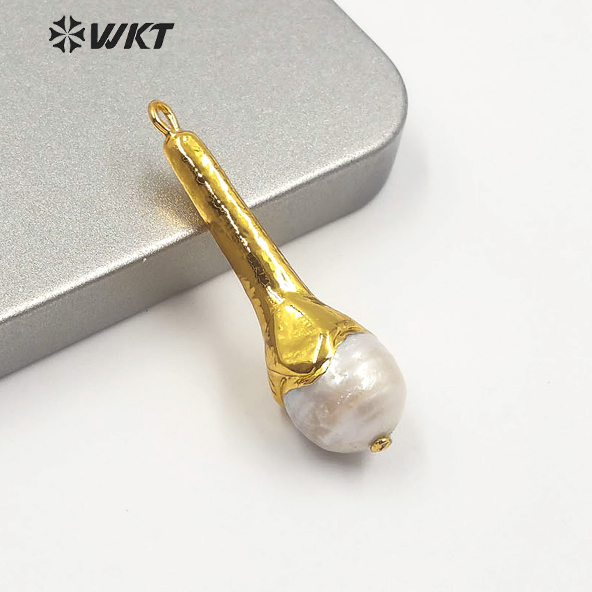 WT-JP193 Women Gold Plated Torch Shape Baroque Pearl Pendant Wholesale Fashion Gold Long Natural Baroque Pearl Pendant