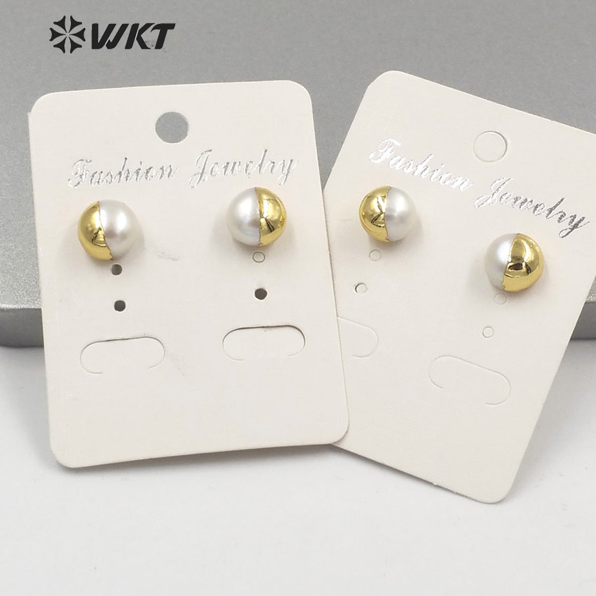 WT-MPE059 Wholesale New Secret Face Series 10mm Natural Round Pearl Gold Studs Unique Design White Pearl Studs Earrings for Lady