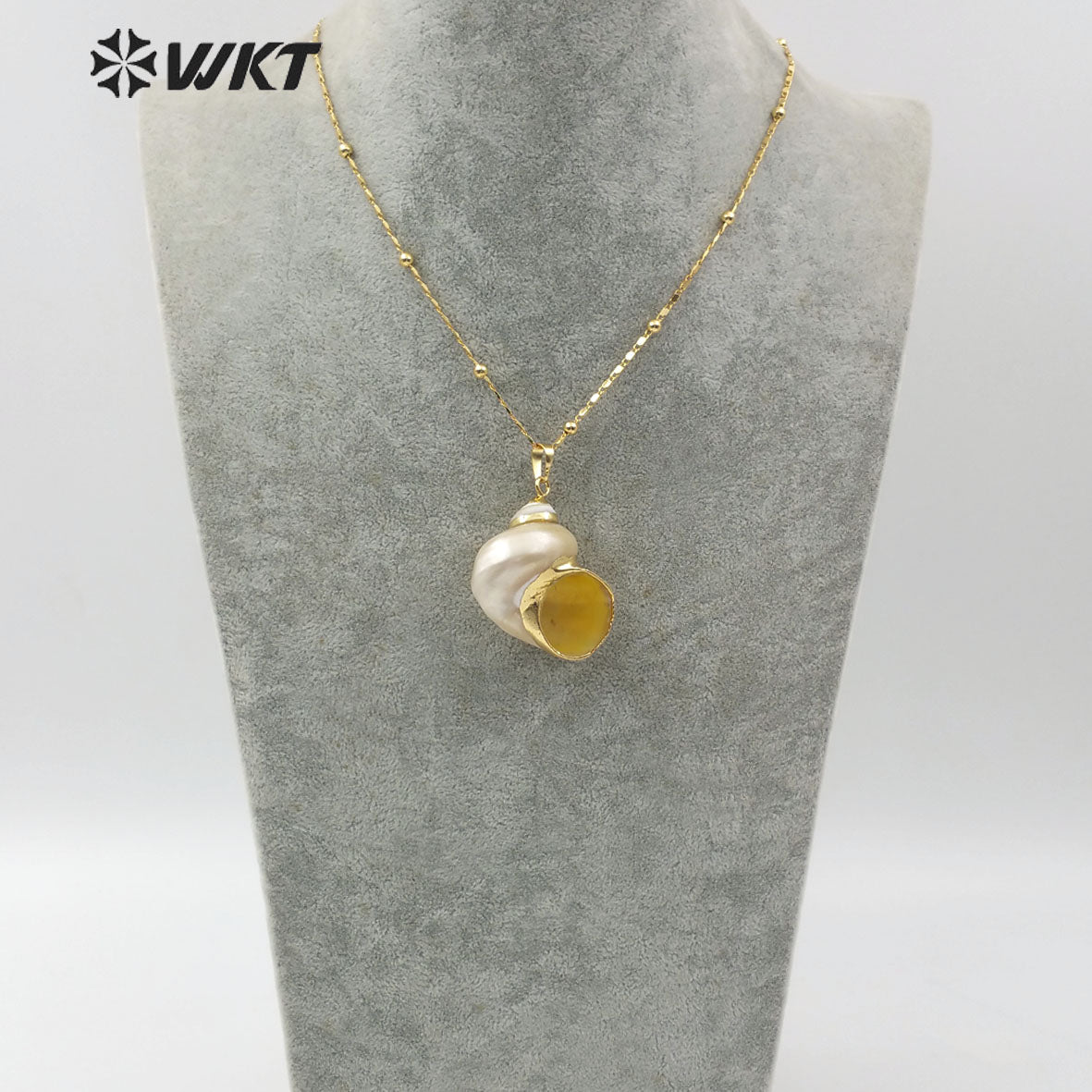 WT-JN075 Women Sea Shell Jewelry Natural Conch Shell Pendant With Gold Electroplated Random Size Trumpet Shell Necklace