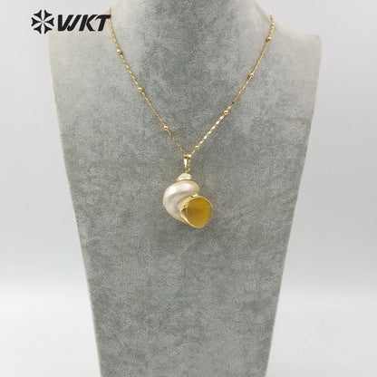 WT-JN075 Women Sea Shell Jewelry Natural Conch Shell Pendant With Gold Electroplated Random Size Trumpet Shell Necklace