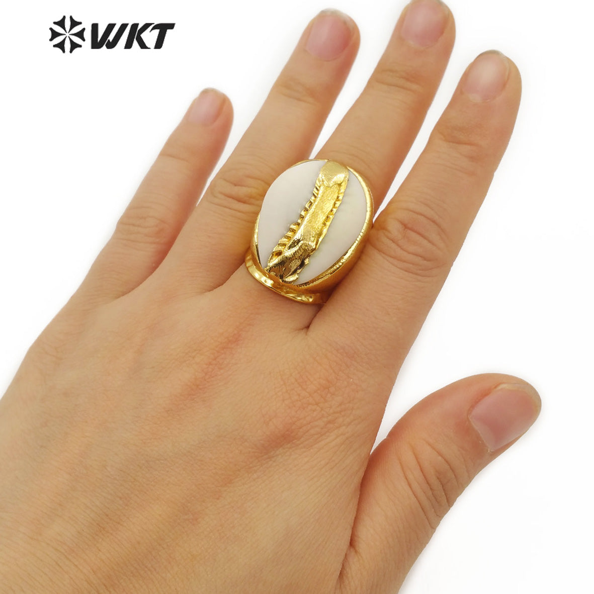 WT-R333 Wholesale Bohemian Style Cowrie Ring for Women Jewelry in 18K Gold Plated Adjustable Natural Cowrie Shell Ring