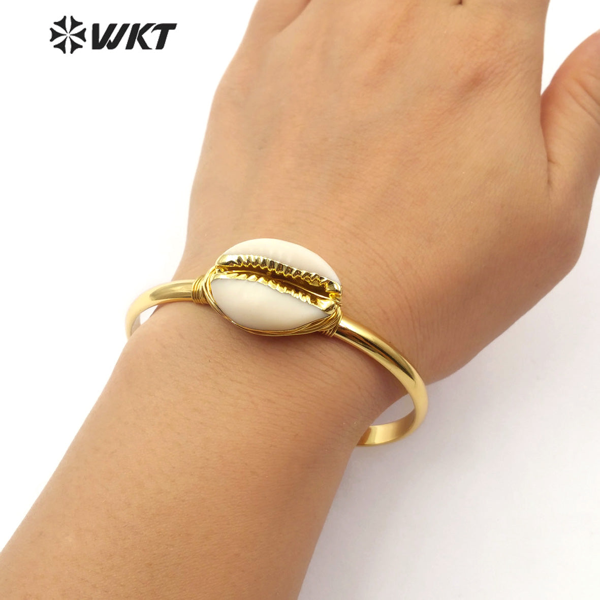 WT-B490 Hot-sale Natural Cowrie Bangle Wire Wrapped Bangle Gold Plated Bezel Women Fashion Charm Bracelet Jewelry