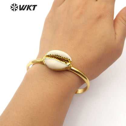 WT-B490 Hot-sale Natural Cowrie Bangle Wire Wrapped Bangle Gold Plated Bezel Women Fashion Charm Bracelet Jewelry