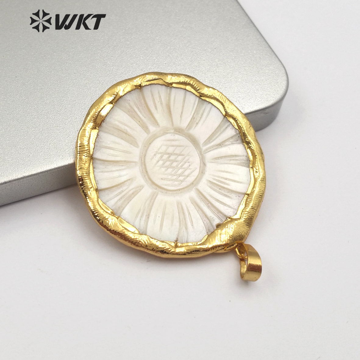 WT-JP154 WKT Jewelry Natural Shell Pendant Flowers Shape Gold Bezel Circular Pendant Women Fashion Necklace Pendant Jewelry