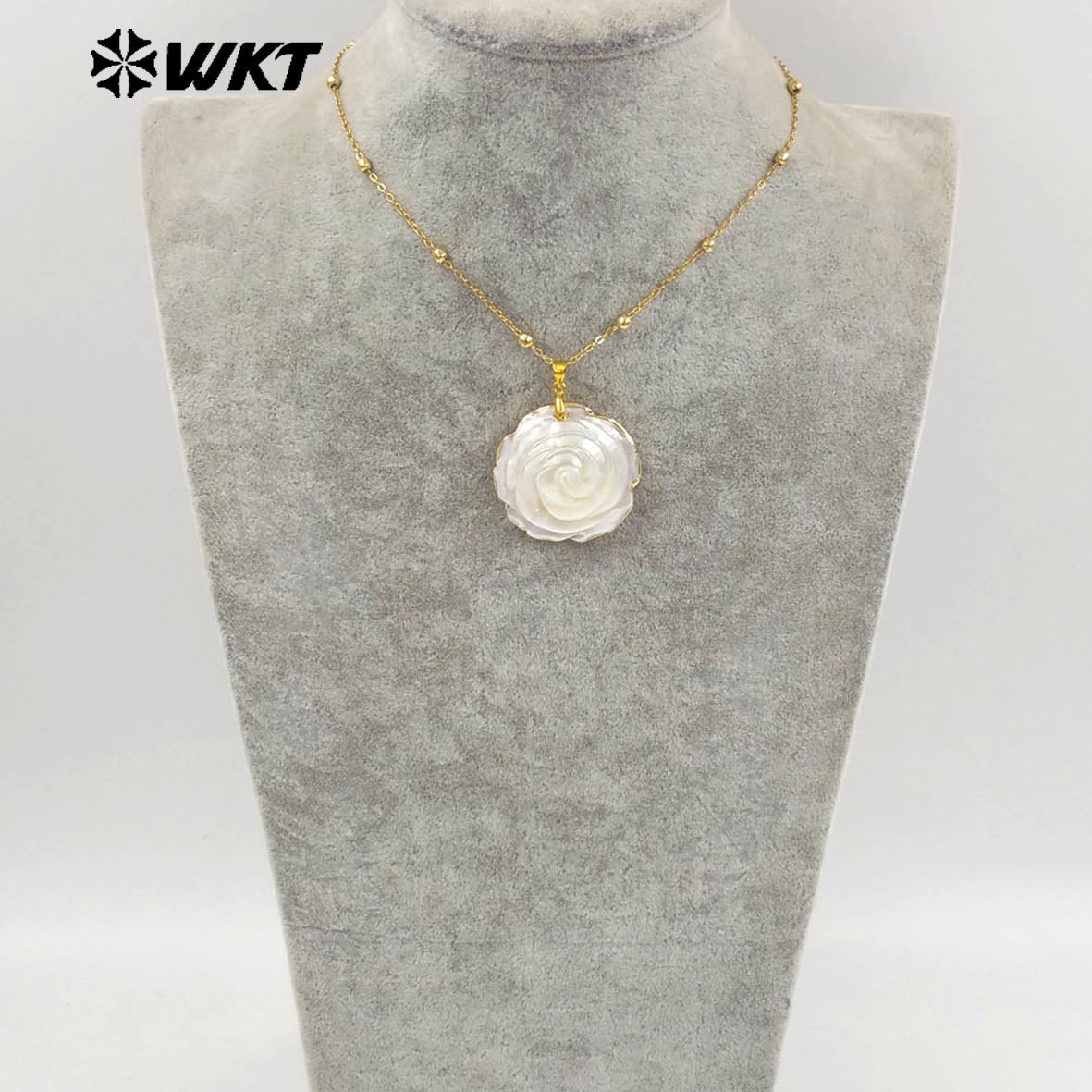 WT-JN311 Wholesale Popular Natural MOP Shell Big Rose Flower Necklace With Gold Plated Tiny Chain Elegant Female Gift Accessory