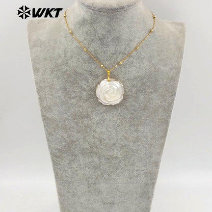 WT-JN311 Wholesale Popular Natural MOP Shell Big Rose Flower Necklace With Gold Plated Tiny Chain Elegant Female Gift Accessory