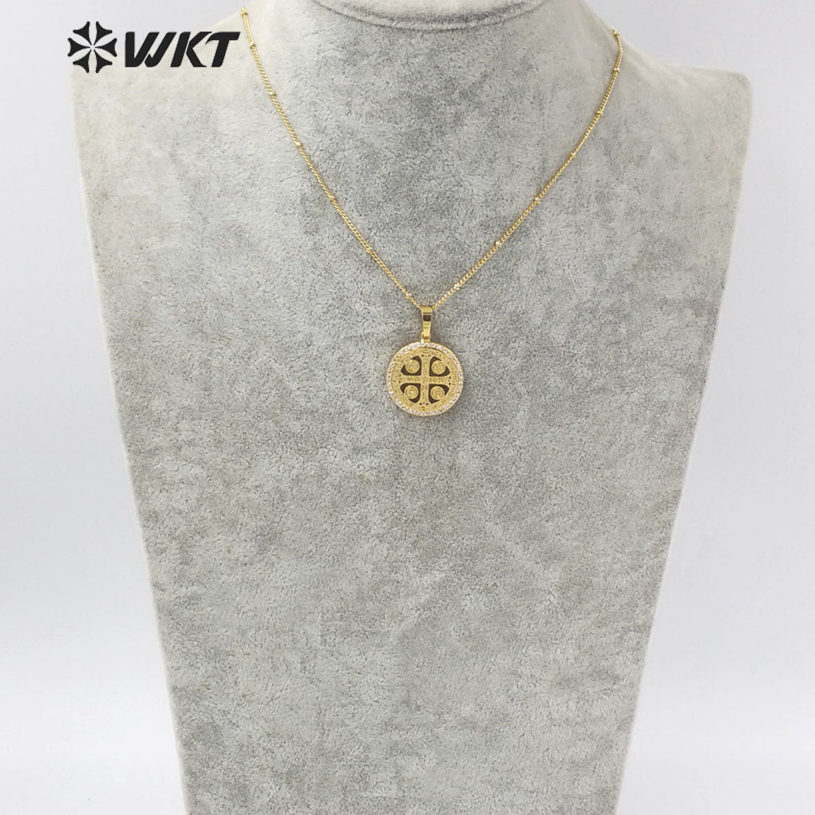WT-MN969 Wholesale Fashion Gold Electroplated Religious Metal Cross Necklace with Zircon Setting Around Round Christian Cross