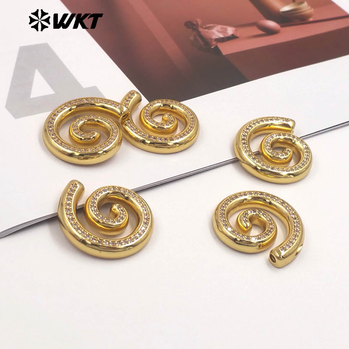 WT-MP326 Lovely Boutique 18K Gold Plated Yellow Brass And Zircon Spiral Shape Metal Pendant For Handmade Necklace Findings