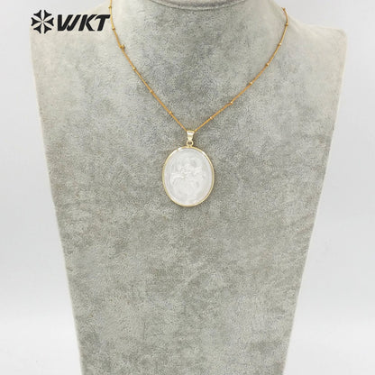 WT-JN144 Fashion Gold Plated the Beauty Girl Handmade Carve Big Mother of Pearl Pendant Necklace Gold Bezel White Shell Necklace