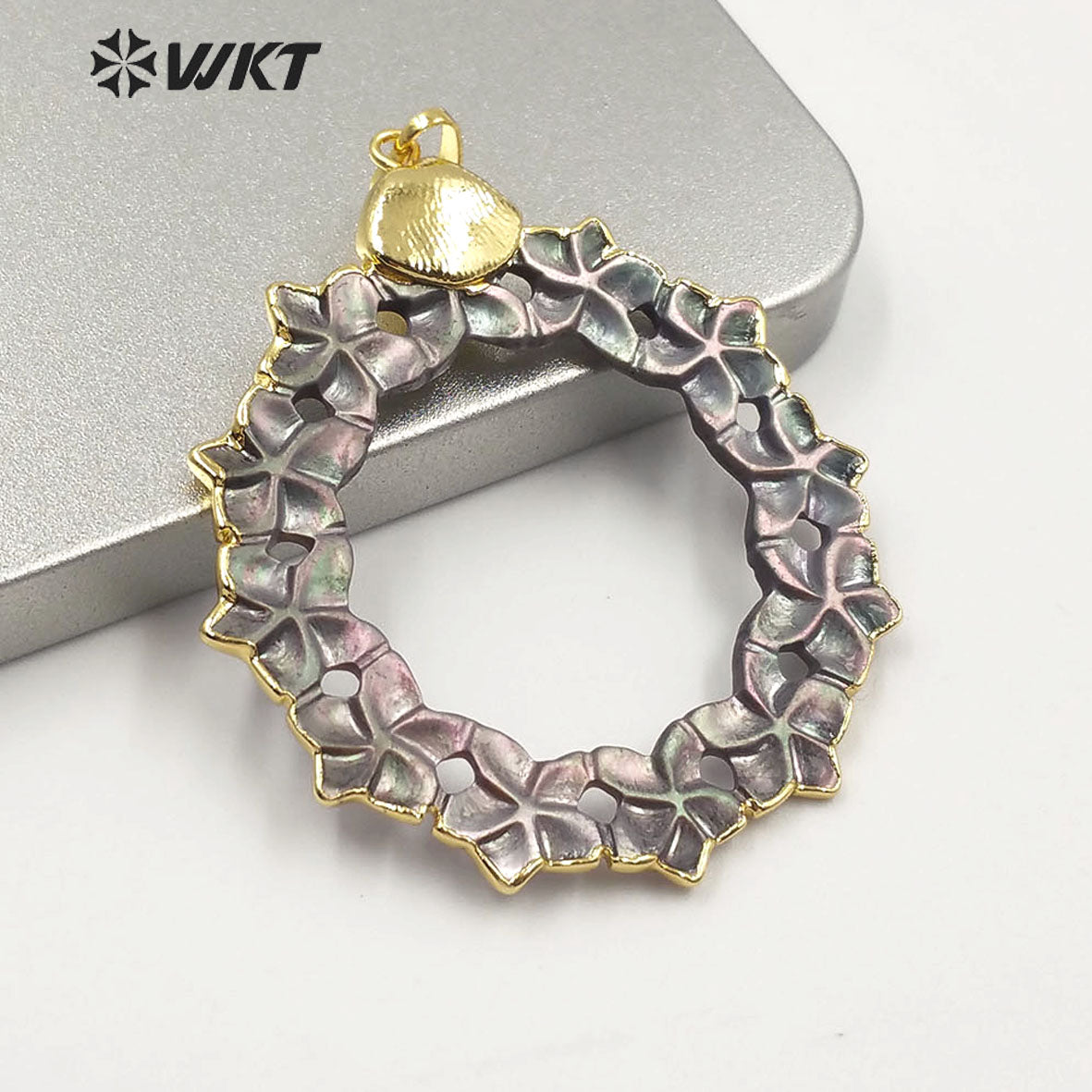 WT-JP187 Fashion Hand Carved Flower Shape Shell Pendant Gold Trim Round Natural Shell Flower Pendant for Necklace Design