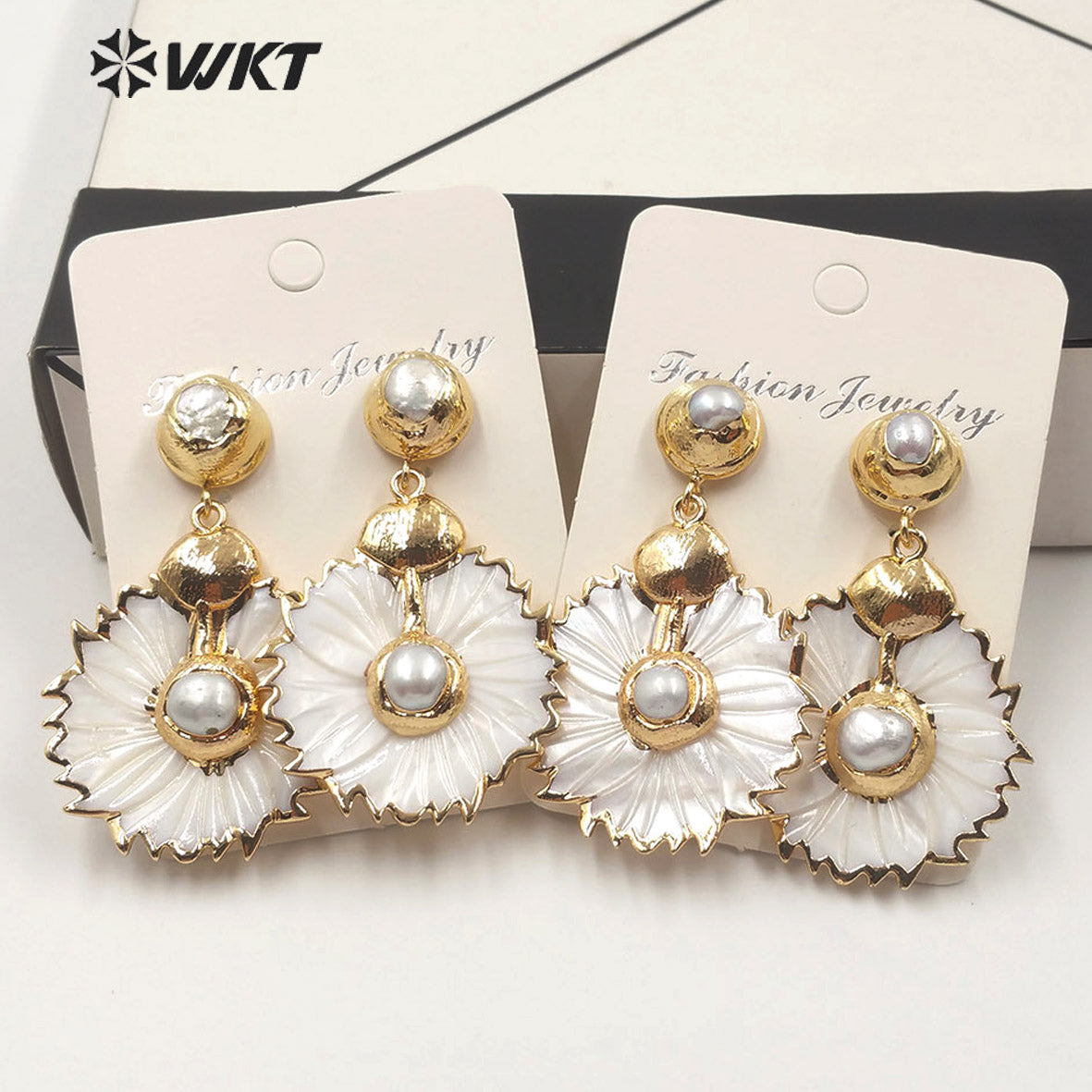 WT-E590 Wholesale Lady Elegant White Shell Flower Earring Gold Color Natural White Flower Shell Earring With Pearl Charm