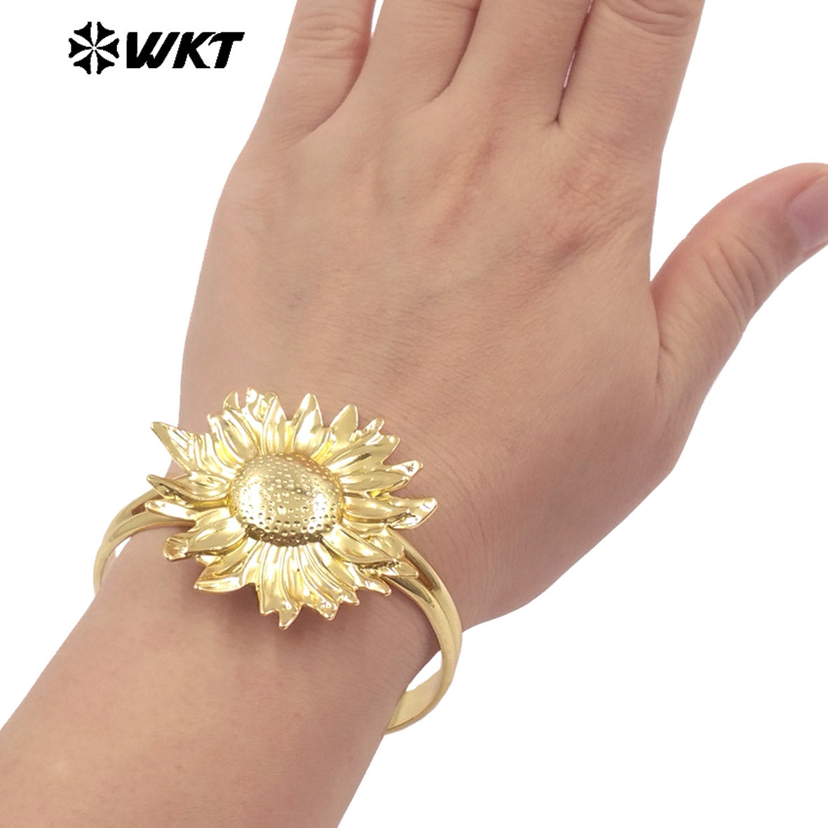 WT-B710 Trendy Lovely Gold Plated Yellow Brass Shell And Flower Shape Metal Bangle For Women Vacation Causal Accessory