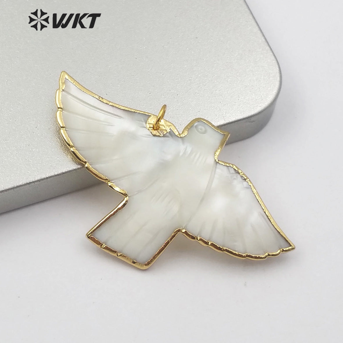 WT-JP184 Wholesale Natural Pigeon Shell Pendant 18k Gold Plated Fashion Lady Charm Jewelry Pigeon Shape Shell Pendant