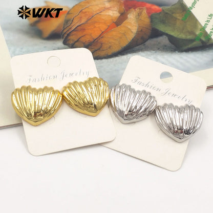 WT-E771 Wholesale Beautiful and Delicate Natural Yellow Brass Heart-Shaped Shell Earrings for Girls As Daily Decorative Jewelry
