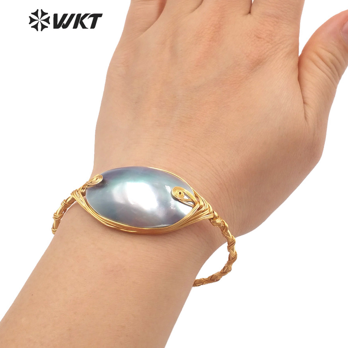 WT-MPB049 Statement Fashion Coil Yellow Brass Delicate Bangle Mother of Pearl Women Pendant Bangle