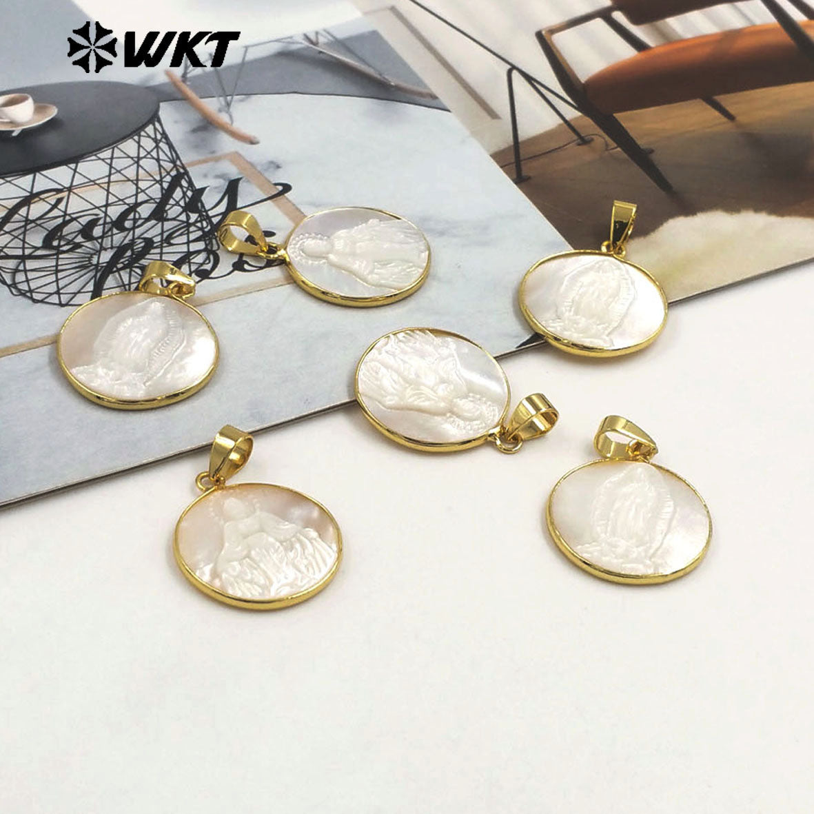 WT-JP042 New Arrival White Shell Virgin Mary Jesus Christ Pattern Round Metal Electroplated for Women Jewelry Shape Pendants