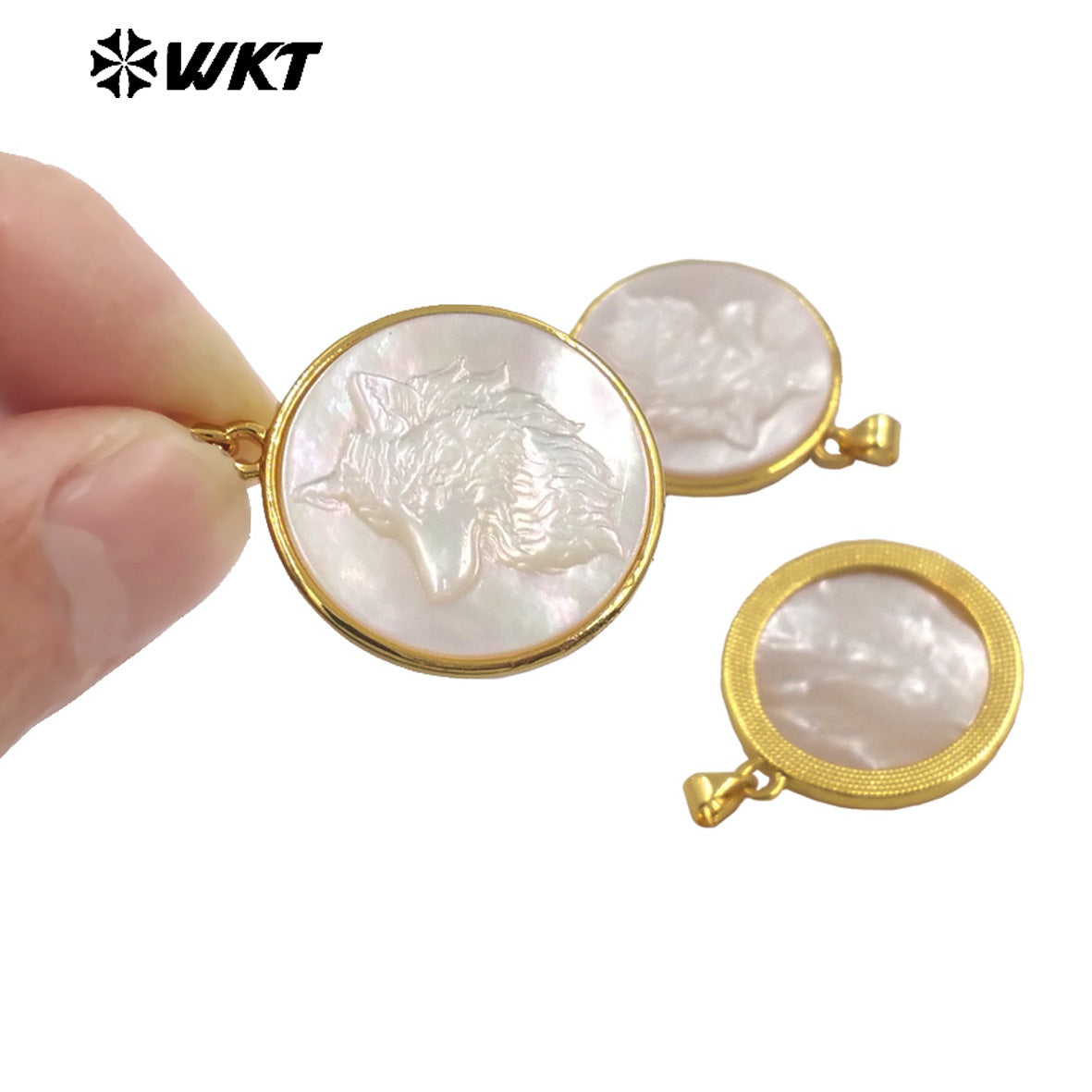 WT-JP430 Simple Design Handmade Carved Wolf Pattern Gold Electroplated Round Mop Pendant For Jewelry Necklace Making