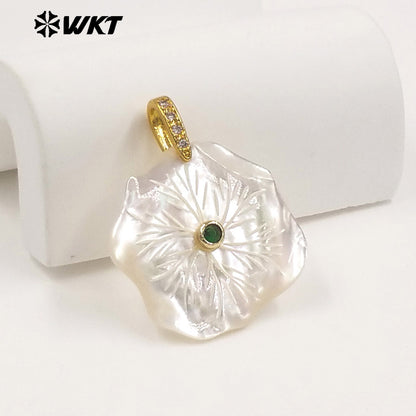 WT-JP524 Unique Fashionable Zircon And Irregular Mother Of Pearl Gold Charms Flower Pendants As Women Necklace Decoration