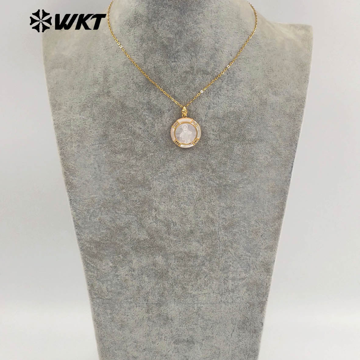 WT-JN357 Newest Gold Plated MOP Shell Hand Carved Religious Style Pattern Round Pendant Necklace For Girls Causal Matching