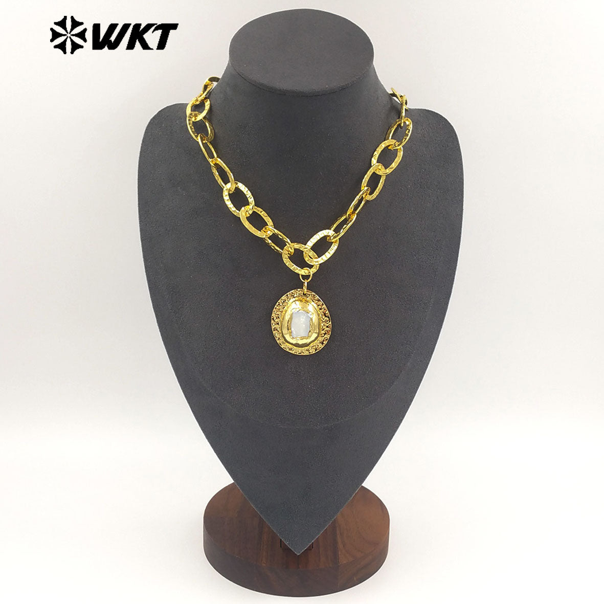 WT-JN367 Fashion Simple Gold Electroplated Metal Thick Chain With Natural Freshwater Pearl Pendant Necklace For Birthday Gifts