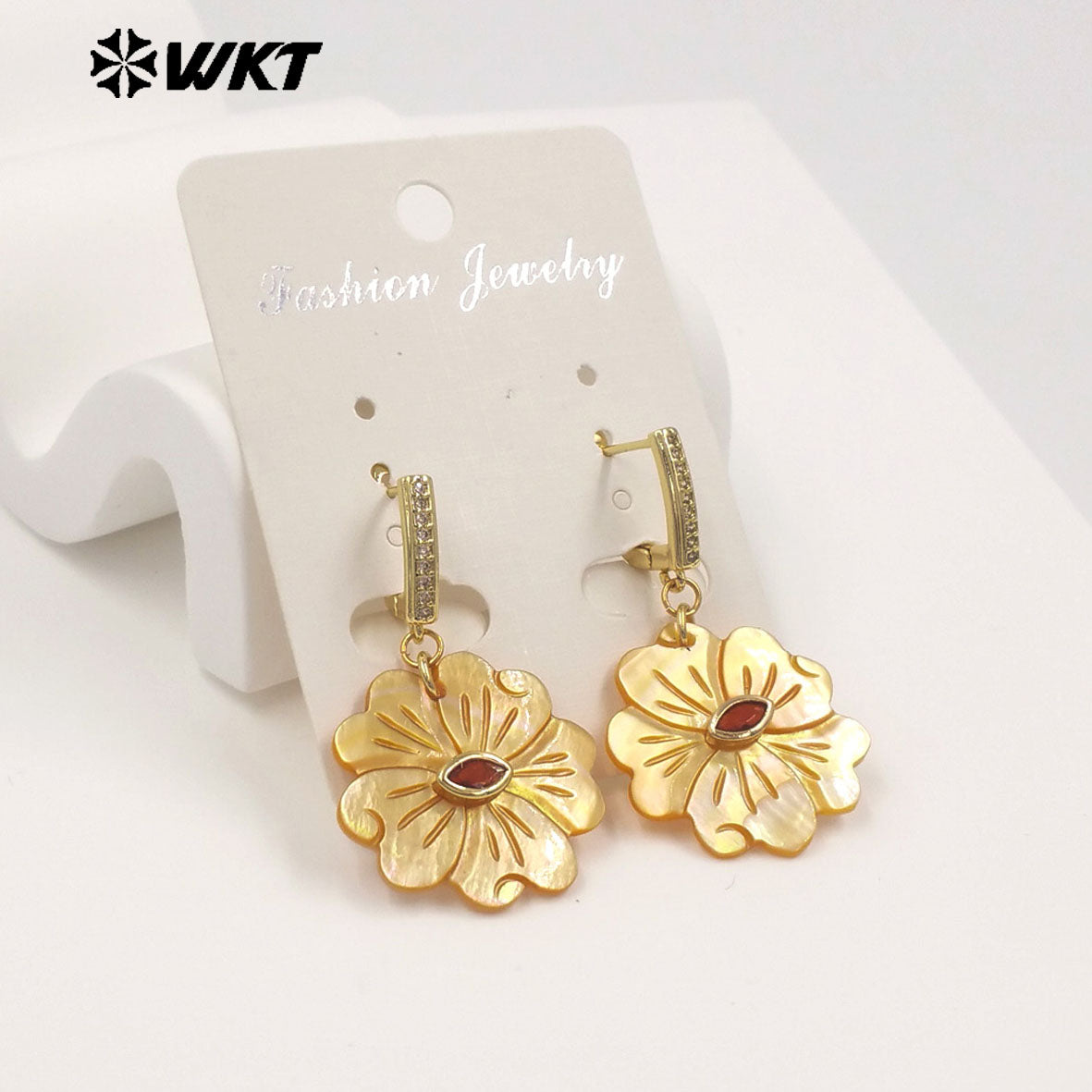 WT-MPE179 Romantic Style Gold Plated Zircon And Natural Shell Flower Shape Pendant Earrings For Girls Party Wearing Jewelry