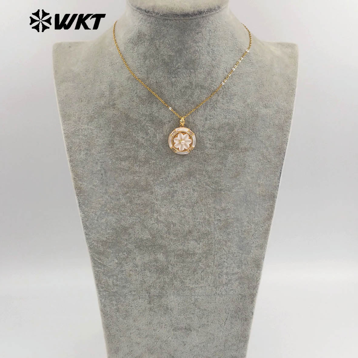 WT-JN365 Newest Design Gold Plated Natural Shell With Zircon Hand Carved Flower Shape Round Pendant Necklace As Lady Accessory