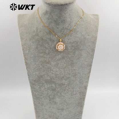 WT-JN365 Newest Design Gold Plated Natural Shell With Zircon Hand Carved Flower Shape Round Pendant Necklace As Lady Accessory