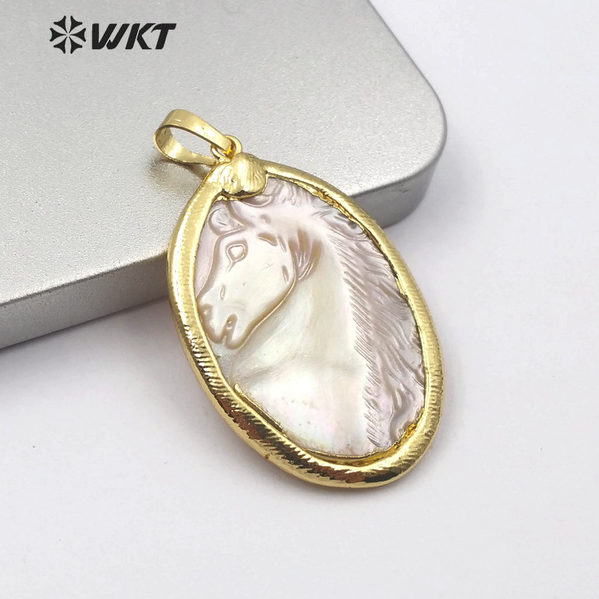 WT-JP163 New Design Carved Horse Shell Pendant Natural Seashell Charm Pendant Stylish Women Jewelry Pendant