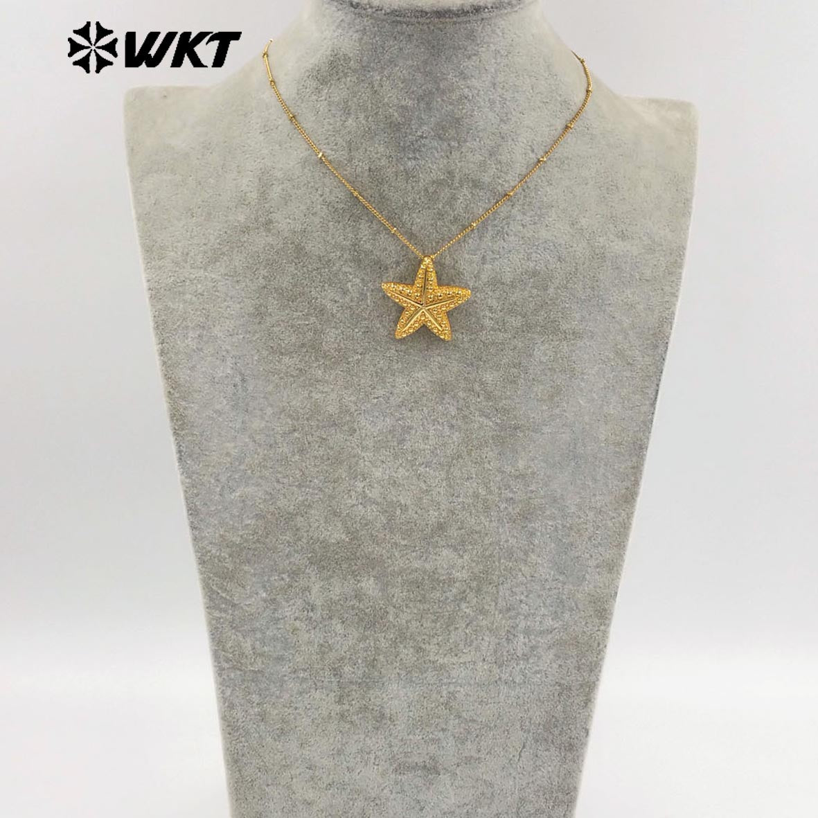 WT-N1518 Trendy Ocean Series Gold Electroplated Metal Yellow Brass Starfish Pendant Necklaces As Female Jewelry Wearing
