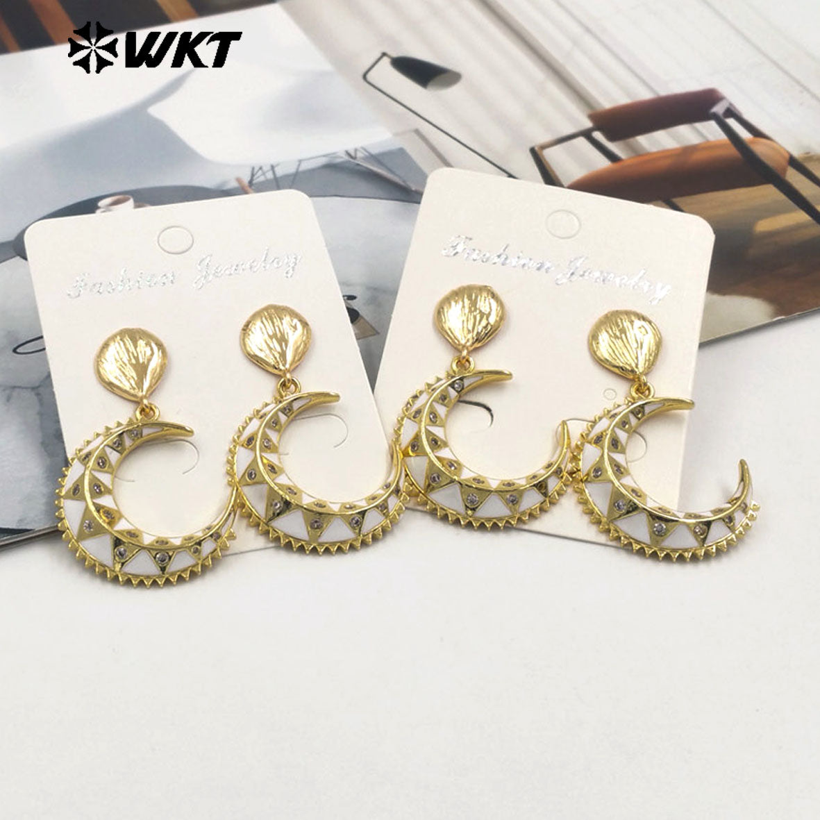WT-ME117 Vehicle Punk Style Women Unique Rivet Moon Earrings With Zircon Setting