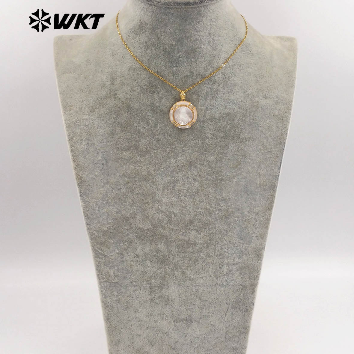 WT-JN364 Wholesale Gold Plated Natural Shell With Zircon Round Religious Style Pattern Pendant Necklace For Lady Jewelry