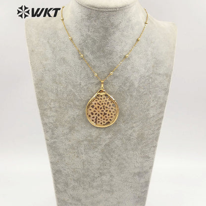 WT-JN107 New Design Natural Shell Hollow Flower Pattern Pendant Necklace Hot Sale Women Fashion Charm Jewelry Shell Necklace