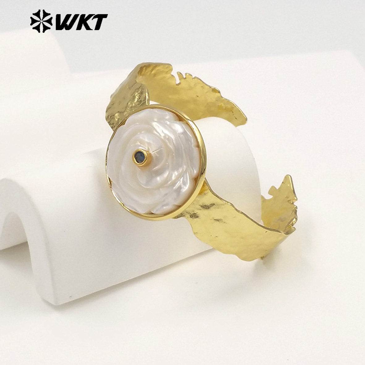 MPB145 New Product 18K Gold Electroplated Zircon And White Shell Carved Flower Shape Cuff Bangle For Women Fashion Accessory