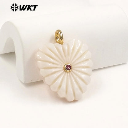 WT-JP526 Newest Exclusive Design Zircon And White Shell Hand Carved Heart Shape Pendant For Girls Romantic Jewelry Decorative