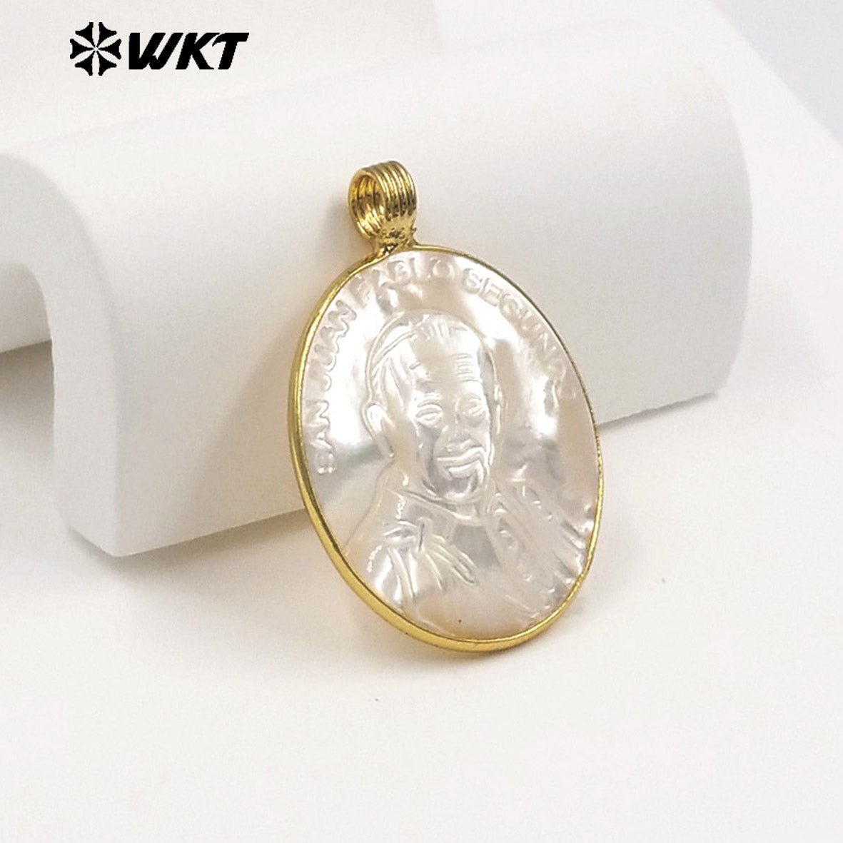 WT-JP497 Factory Wholesale Gold Plated Carved Men Head Pattern MOP Charm Pendant For Women Simple Style Necklace Making