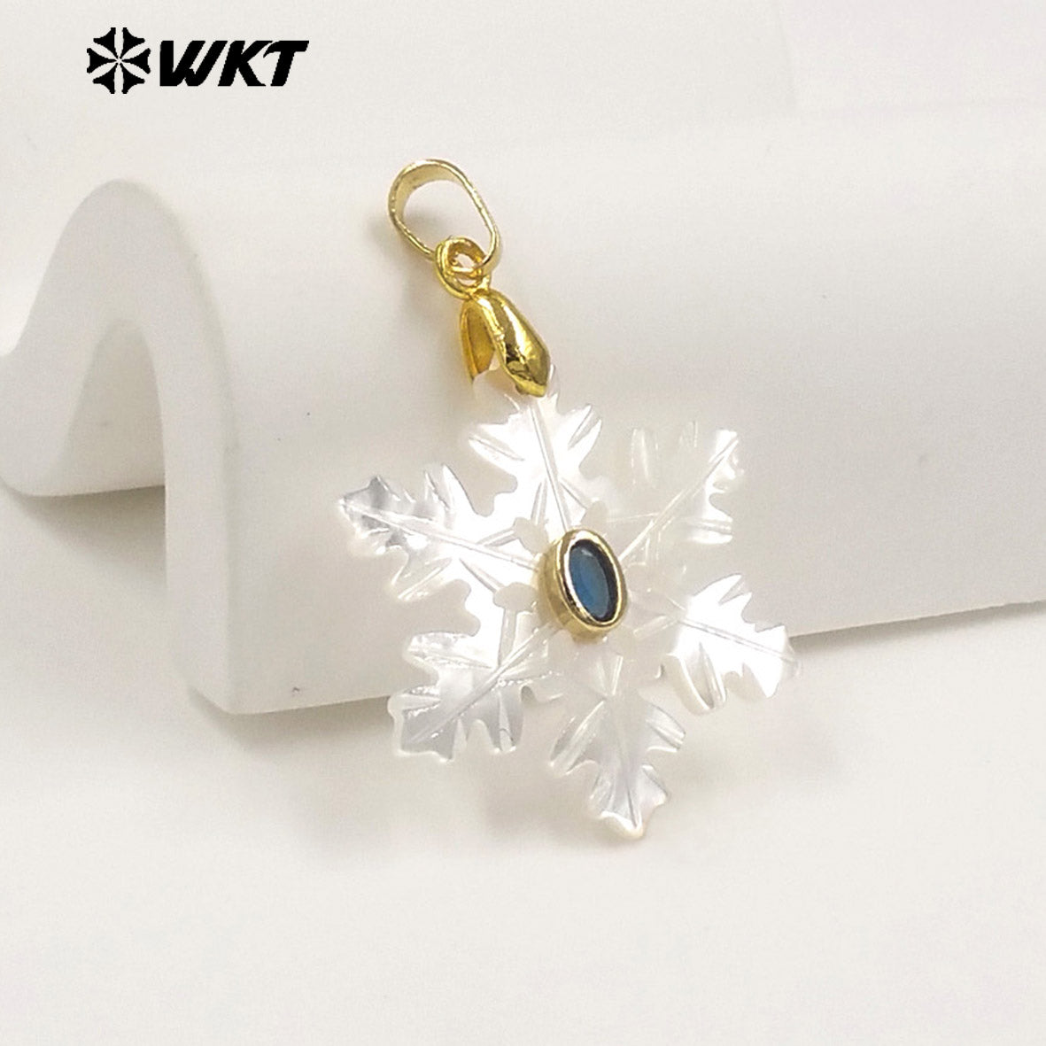WT-JP520 Beautiful Style Colorful Zircon And Natural White Shell Carved Snowflake Shape Gold Pendant As Girl Jewelry Findings