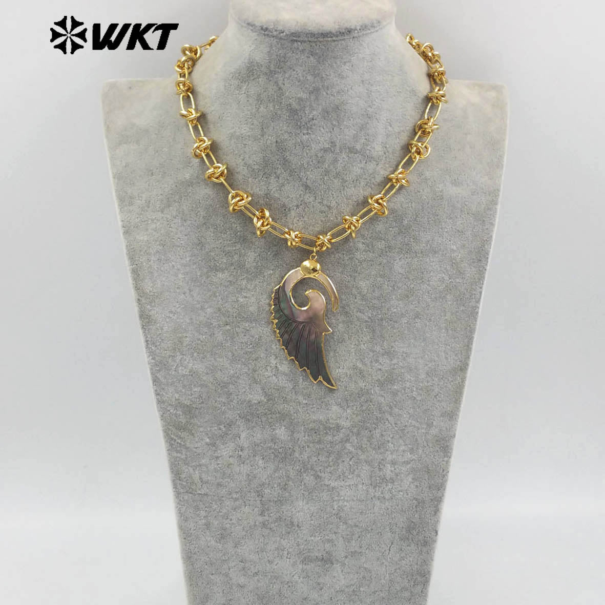 WT-JN319 New Arrival Gold Plated Carved White Shell Wing Necklace with Special Chain As Women Jewelry Accessory