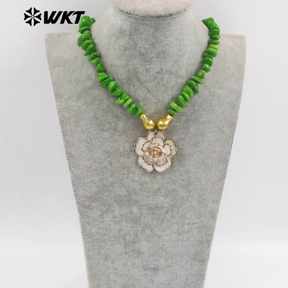 WT-JN360 1PC Exquisite Natural Crushed Stone With Gold Plated Shell Flower Shape Pendant Necklace For Lady Wedding Present