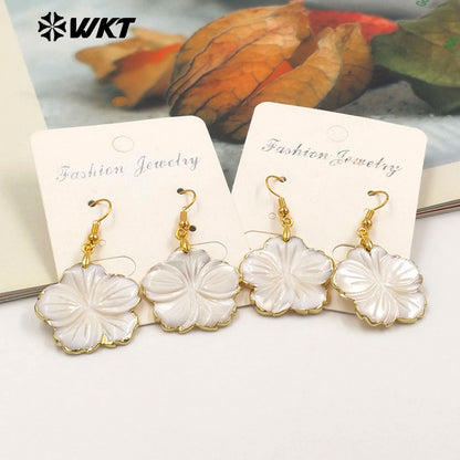 WT-MPE137 Wholesale Fashion Gold Trim Natural White Shell Carved Flower Earrings Lady Popular Vintage Hoop