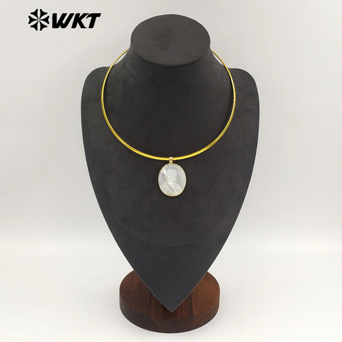 WT-JN401 Newest Fashion Gold Plated Round Choker With MOP Men Head Pattern Pendant Necklace For Female Simple Style Jewelry