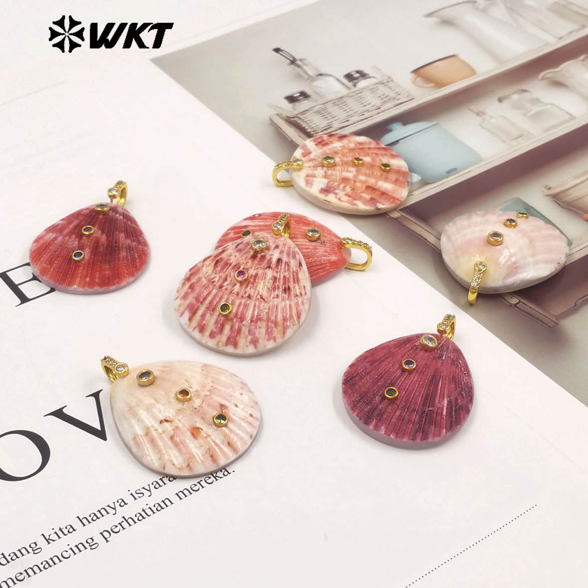 WT-JP528 New Arrival Multi Zircons And Colorful Natural Scallop Shell Gold Pendants For Women Handmade Necklace Design